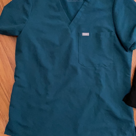 Two Figs scrub tops. Size medium. Price is for both together - Picture 2 of 3
